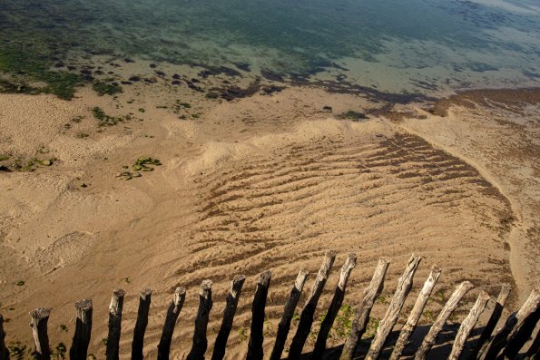 Lignes de sable et brise lame