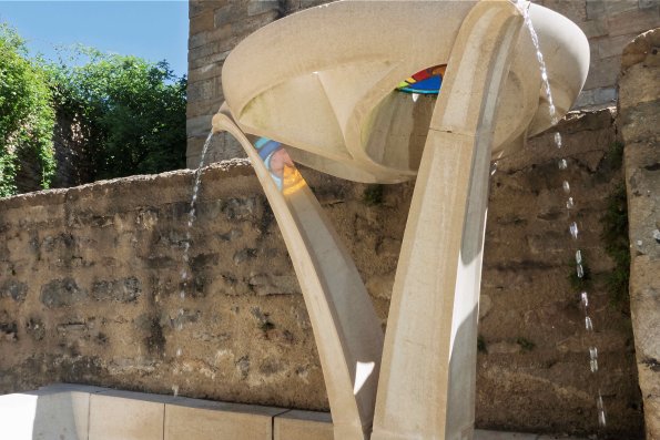 La fontaine éclairée